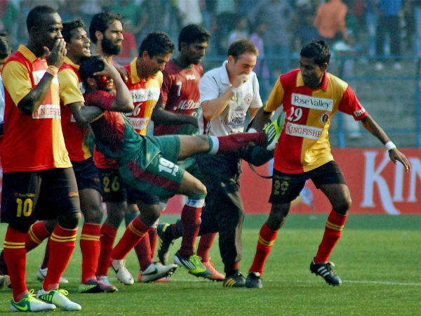 ময়দানে ফের রক্তের ছিটে, দুই প্রধানের সমর্থকদের মারপিটে এখন মৃত্যুর সঙ্গে লড়াই করছে অনির্বাণ ময়দানে ফের রক্তের ছিটে, দুই প্রধানের সমর্থকদের মারপিটে এখন মৃত্যুর সঙ্গে লড়াই করছে অনির্বাণ