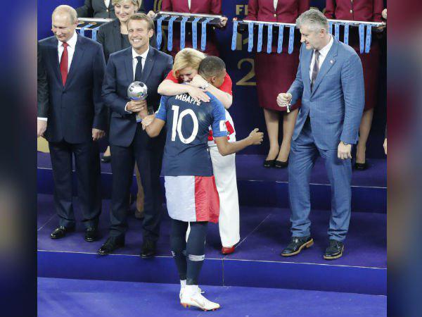 একটা টেলিভিশন ফুটেজ তাতেই তোলপাড় নেট দুনিয়া একটা টেলিভিশন ফুটেজ তাতেই তোলপাড় নেট দুনিয়া