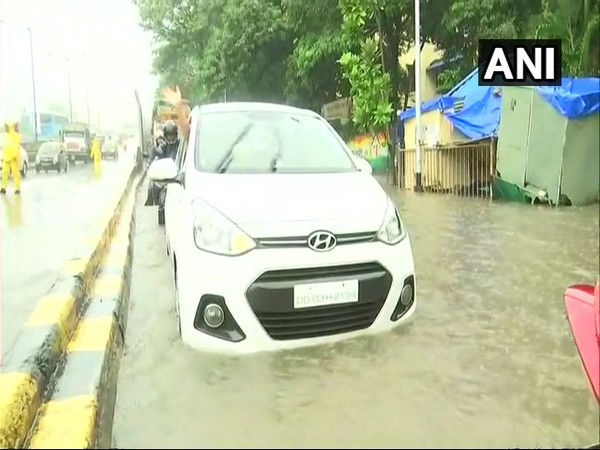 প্রবল বৃষ্টির জের! মুম্বই-সহ আশপাশের এলাকায় বিপর্যস্ত জনজীবন প্রবল বৃষ্টির জের! মুম্বই-সহ আশপাশের এলাকায় বিপর্যস্ত জনজীবন