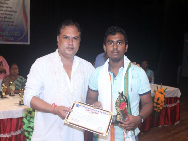 পুরস্কার তুলে দেন শিক্ষা বিভাগের পুর পারিষদ পুরস্কার তুলে দেন শিক্ষা বিভাগের পুর পারিষদ