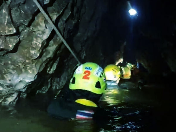 ৪ খুদেকে নিয়ে গুহায় রইলেন কোচ ৪ খুদেকে নিয়ে গুহায় রইলেন কোচ