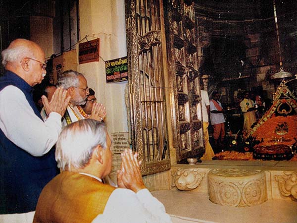 জরুরি অবস্থায় গ্রেফতার 