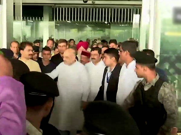 সিন্ডিকেট নিয়ে তোপ সিন্ডিকেট নিয়ে তোপ