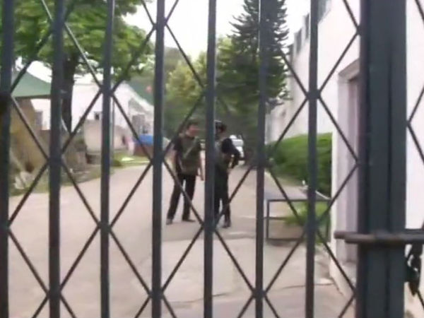 দেশের দুই প্রান্তে দুই মুখ্যমন্ত্রীর বাড়িতে হামলা দেশের দুই প্রান্তে দুই মুখ্যমন্ত্রীর বাড়িতে হামলা