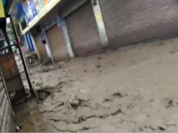 প্রবল বর্ষণের জের, হিমাচলে রাস্তা পরিণত হল খরস্রোতা নদীতে, দেখুন ভিডিও প্রবল বর্ষণের জের, হিমাচলে রাস্তা পরিণত হল খরস্রোতা নদীতে, দেখুন ভিডিও