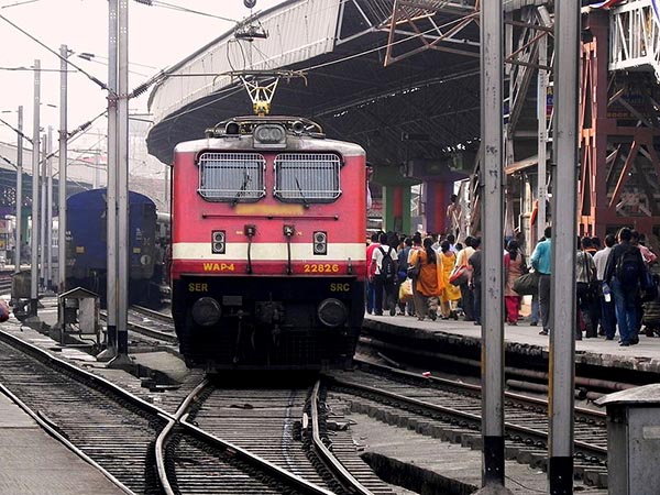 হাওড়া স্টেশনে ঢোকার মুখে লাইনচ্যুত ট্রেন, ব্যাহত ট্রেন চলাচল হাওড়া স্টেশনে ঢোকার মুখে লাইনচ্যুত ট্রেন, ব্যাহত ট্রেন চলাচল