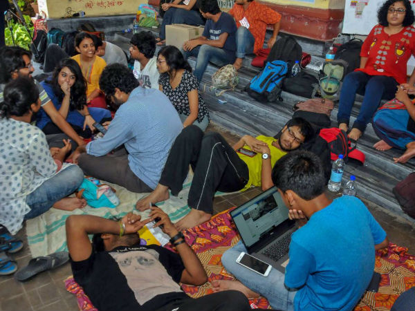 উপাচার্যের আশ্বাসে ঘেরাও উঠল যাদবপুরে উপাচার্যের আশ্বাসে ঘেরাও উঠল যাদবপুরে