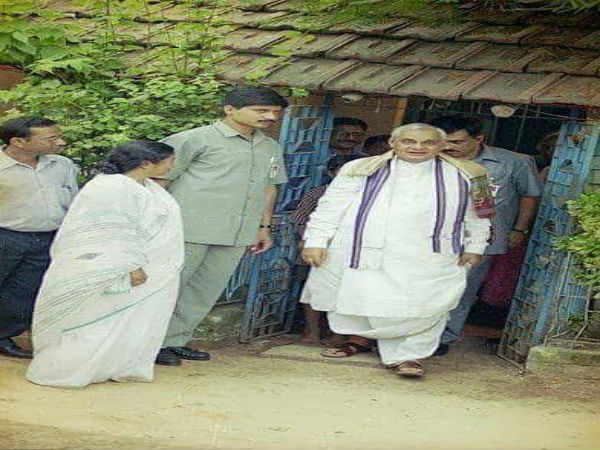 বাজপেয়ী মহান রাষ্ট্রনেতা! তাঁর মৃত্যু দেশের বড় ক্ষতি, বললেন মমতা 