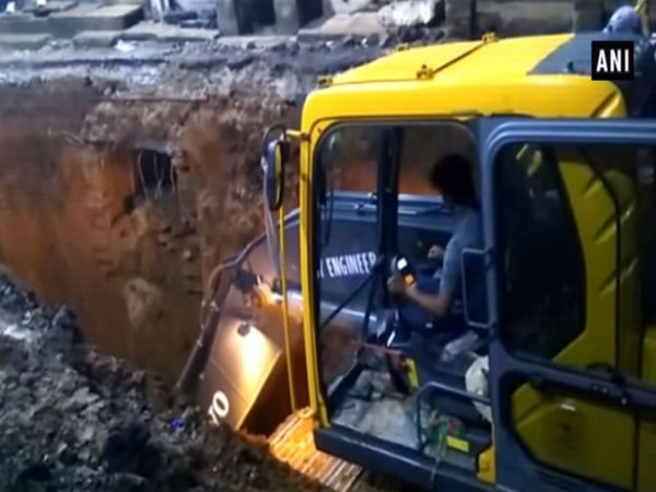 কুয়োয় ১১০ ফুট নিচে আটকে ৩ বছরের শিশু! উদ্ধারে চেষ্টা জারি, দেখুন ভিডিও কুয়োয় ১১০ ফুট নিচে আটকে ৩ বছরের শিশু! উদ্ধারে চেষ্টা জারি, দেখুন ভিডিও