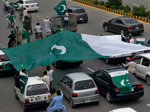 ইসলামাবাদে বিশাল পতাকা