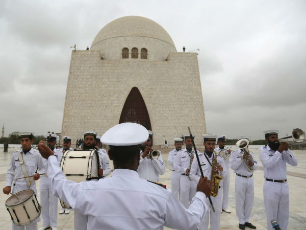 জিন্নার সমাধীতে 