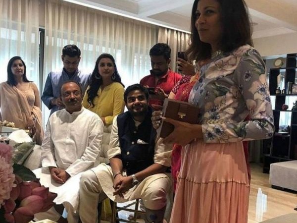 পরিবারের সকলে একসঙ্গে পরিবারের সকলে একসঙ্গে