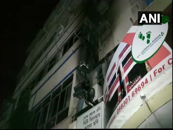 সংলগ্ন রেস্তোরাঁয় আগুন! রাতের প্রিয়া সিনেমা হলে ছড়াল আতঙ্ক সংলগ্ন রেস্তোরাঁয় আগুন! রাতের প্রিয়া সিনেমা হলে ছড়াল আতঙ্ক