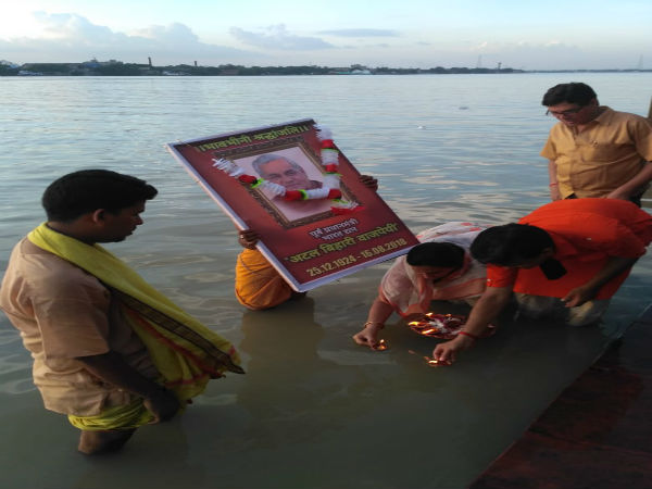 রাজ্যে বাজপেয়ীর অস্থিকলস যাত্রা সূচির পরিবর্তন! বিসর্জন দেওয়া হবে গঙ্গাসাগর-সহ ৫ জায়গায় রাজ্যে বাজপেয়ীর অস্থিকলস যাত্রা সূচির পরিবর্তন! বিসর্জন দেওয়া হবে গঙ্গাসাগর-সহ ৫ জায়গায়