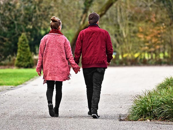 সতর্কভাবে চলা মানুষ 