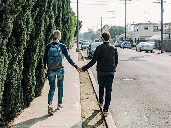 লম্বা পা ফেলে এগিয়ে যাওয়া 