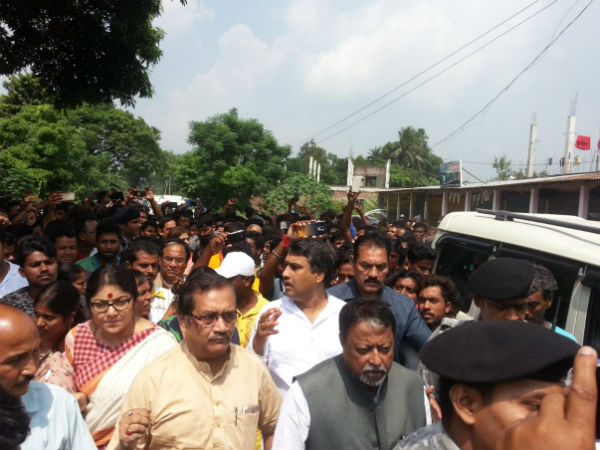 মমতা ফ্যাসিস্ট মুখ্যমন্ত্রী! জ্যোতি বসুকেও হার মানাবেন, দাঁড়িভিটে দাঁড়িয়ে তোপ মুকুলের মমতা ফ্যাসিস্ট মুখ্যমন্ত্রী! জ্যোতি বসুকেও হার মানাবেন, দাঁড়িভিটে দাঁড়িয়ে তোপ মুকুলের