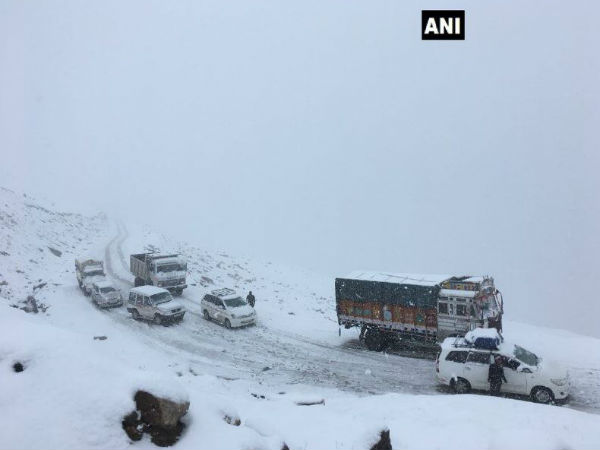 সেপ্টেম্বরেই ৪ ফুট বরফের তলায় লাহুল-স্পিতি! খোঁজ মিলল নিখোঁজ ৪৫ আইআইটি পড়ুয়ার সেপ্টেম্বরেই ৪ ফুট বরফের তলায় লাহুল-স্পিতি! খোঁজ মিলল নিখোঁজ ৪৫ আইআইটি পড়ুয়ার