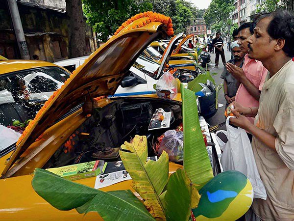 কেন মেশিন-পূজা করা হয়? 