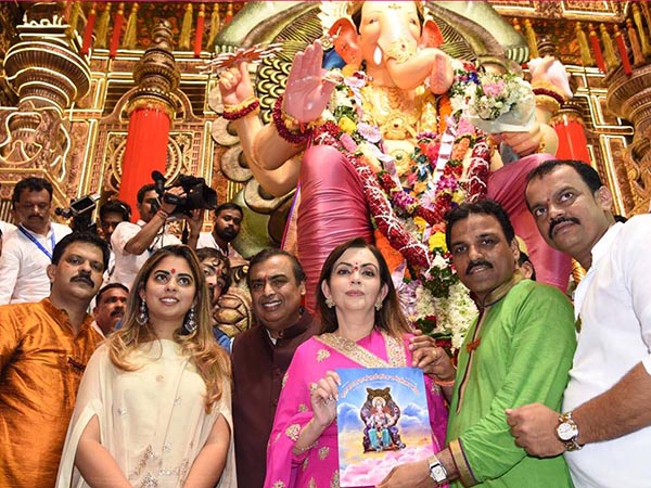গণেশ আরাধনায় মুকেশ গণেশ আরাধনায় মুকেশ