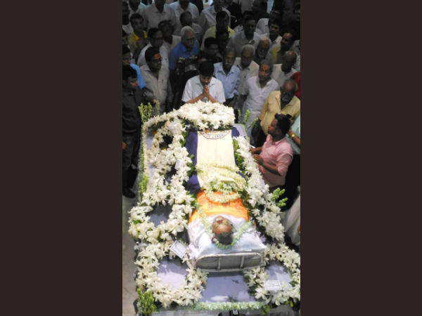 মাথার উপর থেকে সরে গেল ছাতা, চলে গেলেন ময়দানের ভীষ্ম মাথার উপর থেকে সরে গেল ছাতা, চলে গেলেন ময়দানের ভীষ্ম