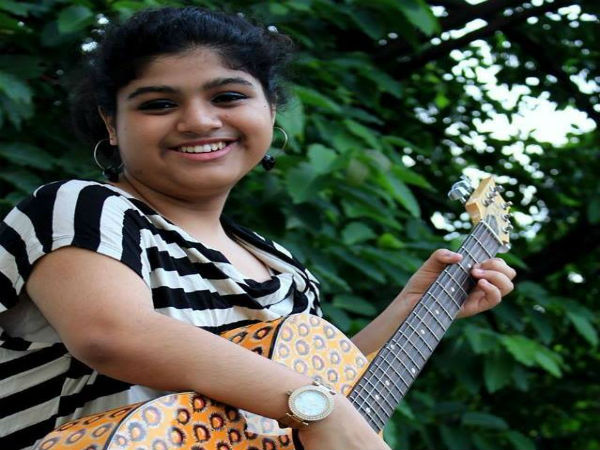 বাবার সঙ্গে গলায় মেয়েও