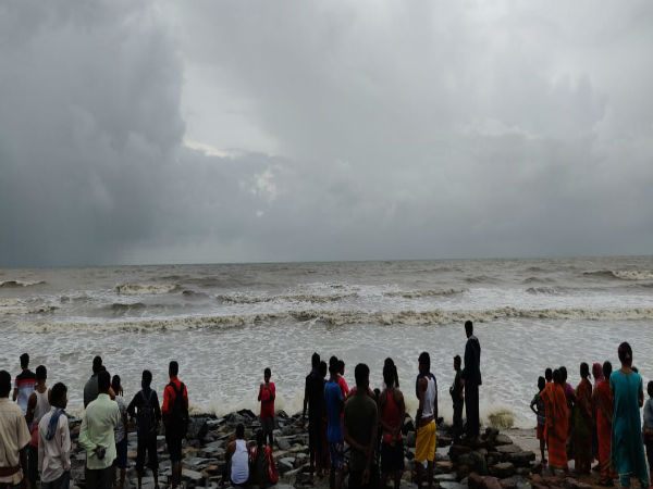 মৎস্যজীবী ও পর্যটকদের জন্য সতর্কবার্তা মৎস্যজীবী ও পর্যটকদের জন্য সতর্কবার্তা