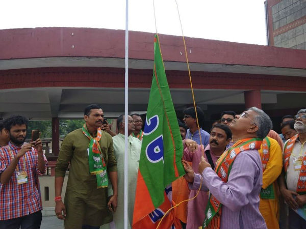 পাশে দিলীপ ঘোষ 