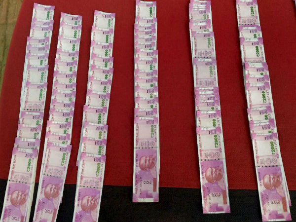 ২৫ হাজার টাকা দিলেই কড়কড়ে ১ লক্ষের নোট! লোভনীয় ‘অফার’ কাঁটাতারের ফাঁকে ২৫ হাজার টাকা দিলেই কড়কড়ে ১ লক্ষের নোট! লোভনীয় ‘অফার’ কাঁটাতারের ফাঁকে