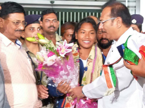 ফিরলেন সোনার মেয়ে স্বপ্না বর্মন, আনন্দ-উচ্ছাসে মাতল কলকাতা