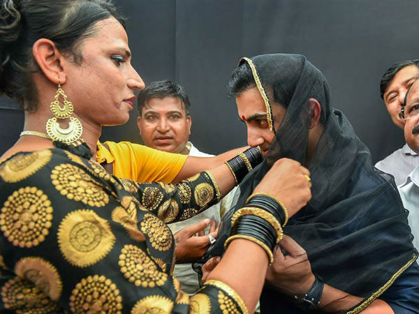 কপালে টিপ, মাথায় ঘোমটা! কেন এমন সাজে গৌতম গম্ভীর