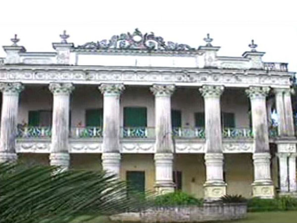 তিনশো বছরের ঐতিহ্য বাঁচিয়ে রেখে আজও অমলিন গোবরডাঙার জমিদার বাড়ির পুজো