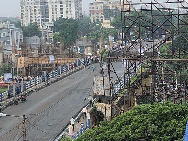 ভেঙে পড়ল মাঝেরহাট ব্রিজ, বাস-লরি চাপা পড়ে বহু মানুষের মৃত্যুর আশঙ্কা