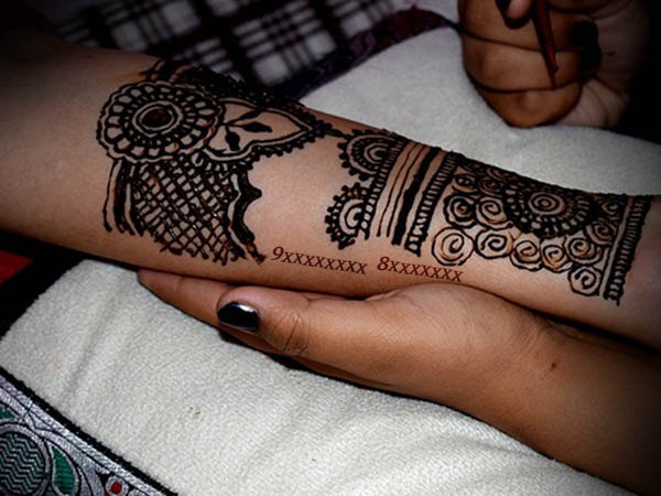 প্রেমিকার শরীরের গোপন অংশে মেহেন্দি দিয়ে লেখা ফোন নম্বর, খসে পড়ল প্রিয়জনের মুখোশ প্রেমিকার শরীরের গোপন অংশে মেহেন্দি দিয়ে লেখা ফোন নম্বর, খসে পড়ল প্রিয়জনের মুখোশ