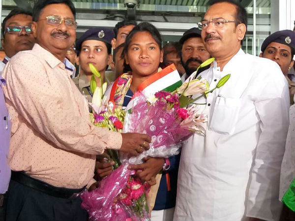 ফিরলেন সোনার মেয়ে স্বপ্না বর্মন, আনন্দ-উচ্ছাসে মাতল কলকাতা