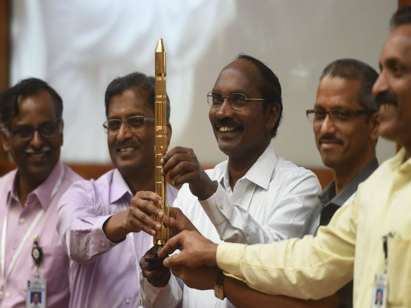 ইসরের মুকুটে নয়া পালক ইসরের মুকুটে নয়া পালক