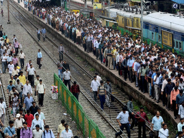 একের পর এক ট্রেন বাতিল - 