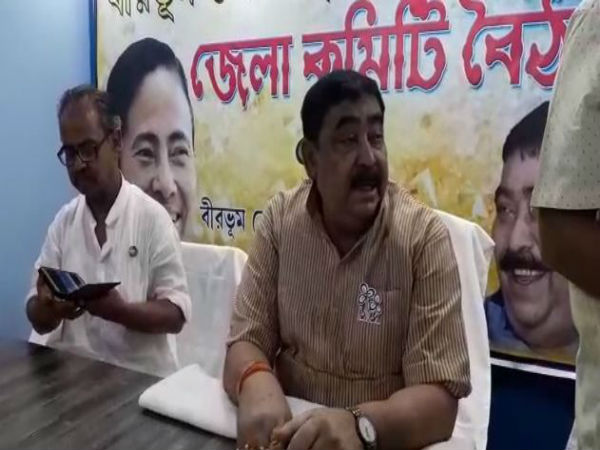কেষ্ট যা করে সবই লীলা! অনুব্রত-র পাশে থাকা নিয়ে তৃণমূলের সমালোচনায় বিরোধীরা কেষ্ট যা করে সবই লীলা! অনুব্রত-র পাশে থাকা নিয়ে তৃণমূলের সমালোচনায় বিরোধীরা