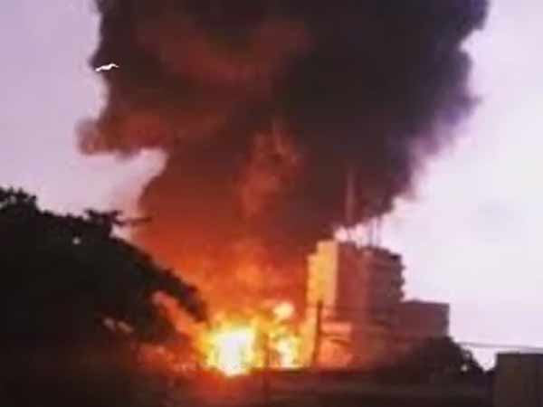 ষষ্ঠীর সন্ধ্যায় ট্যাংরার প্লাস্টিক কারখানায় আগুন, ১৫ অক্টোবর ষষ্ঠীর সন্ধ্যায় ট্যাংরার প্লাস্টিক কারখানায় আগুন, ১৫ অক্টোবর