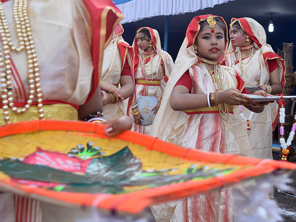 বিশ্ব-সকাশে বাংলার অনিন্দ্য সুন্দর সংস্কৃতি বিশ্ব-সকাশে বাংলার অনিন্দ্য সুন্দর সংস্কৃতি