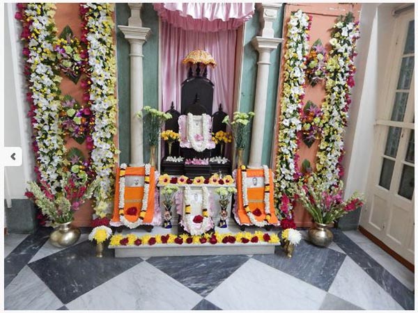 বিশেষ পুজো বাগবাজারের বাড়িতে