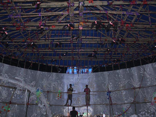 আস্ত একটা পৃথিবী নেমে এসেছে! রামচন্দ্রপুর মিলন সংঘের চমকে কি কুপোকাত কলকাতার পুজো 