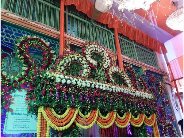 দুর্গাকে নিবেদন ফল মিষ্টি