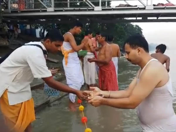 ঘাটে ঘাটে ভিড় ঘাটে ঘাটে ভিড়