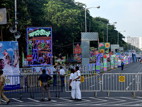 পুজো শেষে ঠাকুর দেখা পুজো শেষে ঠাকুর দেখা