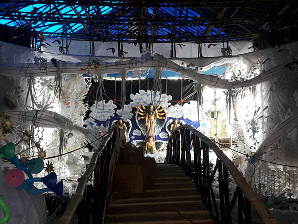 আস্ত একটা পৃথিবী নেমে এসেছে! রামচন্দ্রপুর মিলন সংঘের চমকে কি কুপোকাত কলকাতার পুজো 