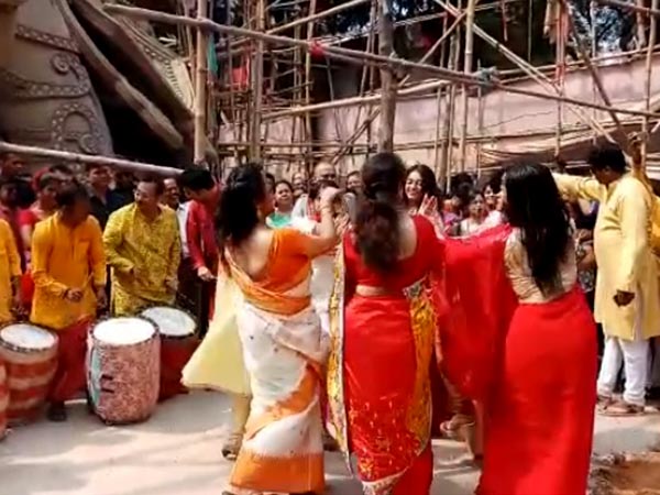 মহালয়াতেই জমজমাট সুরুচির পুজো, ঢাক বাজালেন মন্ত্রী অরূপ, সঙ্গে টলি সুন্দরীরা, দেখুন ভিডিও