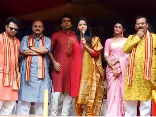 মহালয়াতেই জমজমাট সুরুচির পুজো, ঢাক বাজালেন মন্ত্রী অরূপ, সঙ্গে টলি সুন্দরীরা, দেখুন ভিডিও