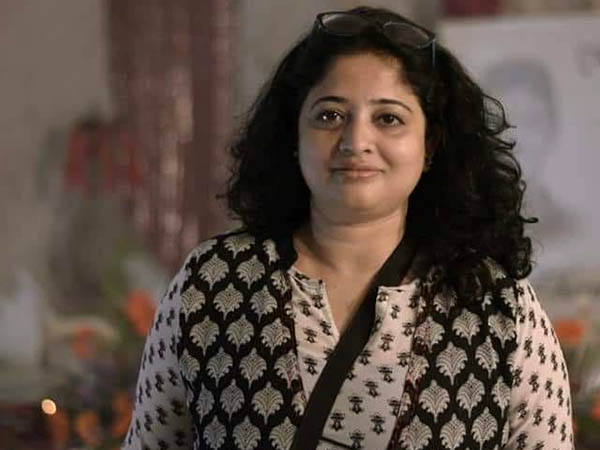  যুদ্ধ লড়াইয়ের গল্প তো অনেক হল, আসি দুর্গাপুজোয় । এবার পুজোয় 'হিয়ার মাঝে কলকাতা' -র স্টল বেঙ্গালুরুর কোথায় পাওয়া যাবে? 