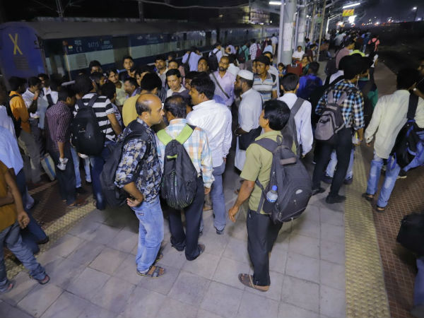 একই সঙ্গে তিনটি ট্রেন প্ল্যাটফর্মে ঢুকে পড়ায় হুড়োহুড়ি, সাঁতরাগাছিতে পদপিষ্ট হয়ে মৃত্যু একই সঙ্গে তিনটি ট্রেন প্ল্যাটফর্মে ঢুকে পড়ায় হুড়োহুড়ি, সাঁতরাগাছিতে পদপিষ্ট হয়ে মৃত্যু